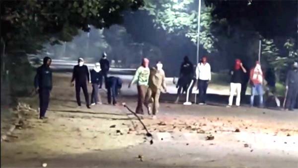 बीएचयू परिसर में जमकर हुआ बवाल, छात्रों और सुरक्षाकर्मियों के बीच पथराव