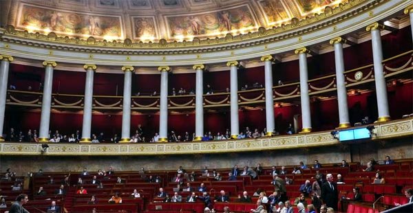 फ्रांसीसी संसद ने 2026 के बजट तक सरकारी फंडिंग सुनिश्चित करने के लिये अपनाया विशेष कानून