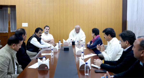 खरगे और गांधी ने की उत्तराखंड के पार्टी नेताओं संग बैठक