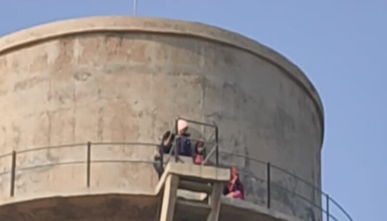 पति की प्रताड़ना से तंग महिला बच्चों संग पानी की टंकी पर चढ़ी, पुलिस ने सुरक्षित उतारा