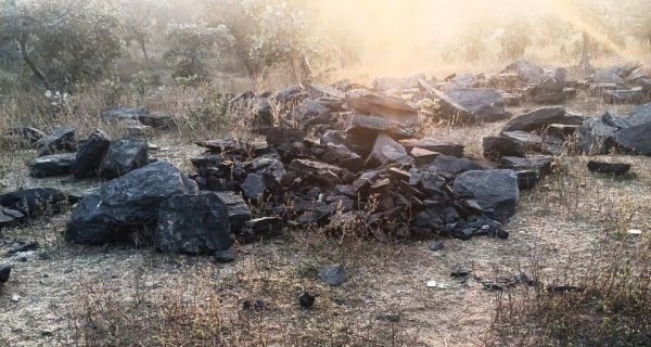 ग्रामीणों की शिकायत पर 35 टन अवैध कोयला जब्त, हड़कंप