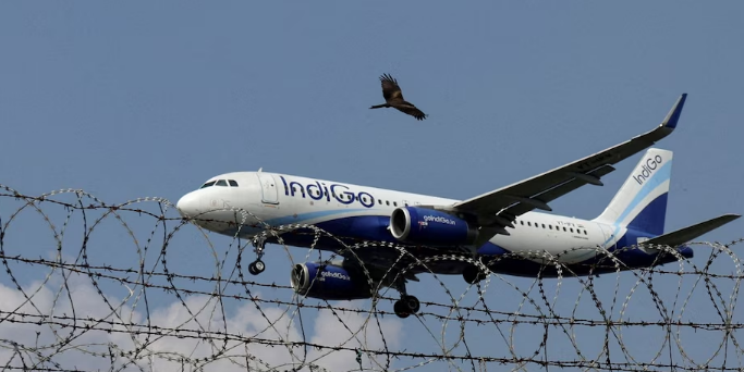 इंडिगो ने दिल्ली हवाई अड्डे से शुक्रवार की सभी घरेलू उड़ानें रद्द कीं