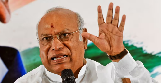 मुद्दों की बात नहीं कर मोदी ने की ‘ड्रामेबाजी की डिलीवरी’ : खरगे