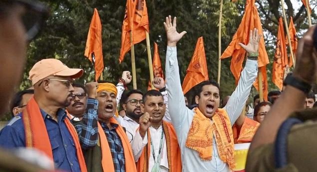 बांग्लादेश में हिंदुओं पर अत्याचार के खिलाफ भारत में भारी आक्रोश, दिल्ली हाई कमीशन के बाहर प्रदर्शन, वीजा सेवाएं बंद और मोहम्मद यूनुस का पुतला दहन