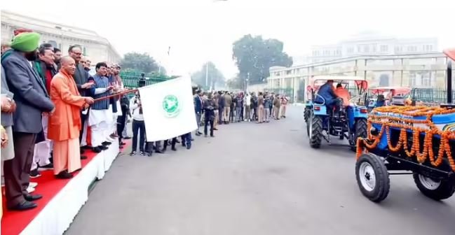 योगी ने किसानों को दी ट्रैक्टर की चाबी, हरी झंडी दिखाकर किया रवाना