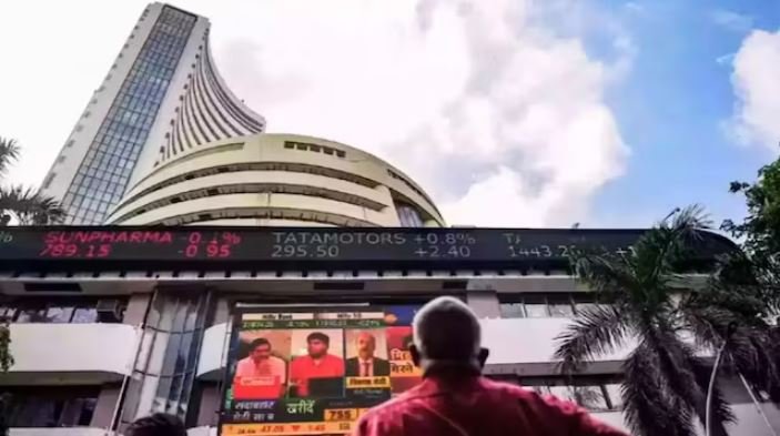उतार-चढ़ाव भरे कारोबार में सेंसेक्स 43 अंक नीचे