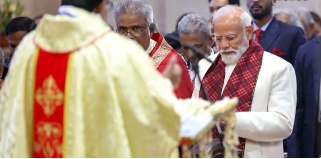 ‘द कैथेड्रल चर्च ऑफ द रिडेम्पशन’ में क्रिसमस प्रार्थना सभा में शामिल हुए मोदी
