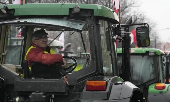 यूनान में किसानों का बड़ा प्रदर्शन, सड़कों की नाकेबंदी