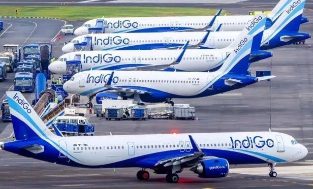 इंडिगो की 400 उड़ानें रद्द, शुक्रवार को भी जारी रहेगी परेशानी