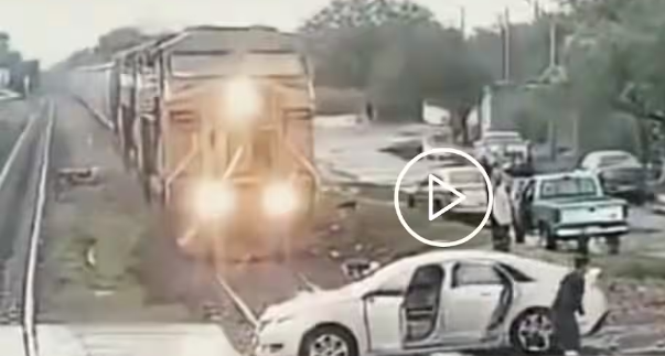 क्योटो में क्रॉसिंग पर ट्रेन की कार से टक्कर में आग लगी