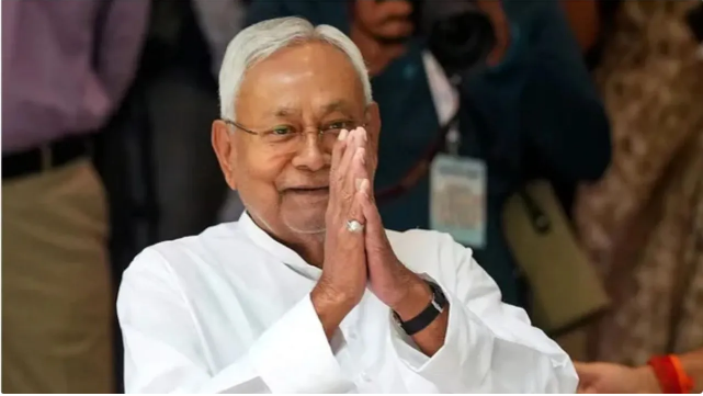 हिजाब विवाद पर सवाल सुनते ही नीतीश कुमार ने जोड़े हाथ, क्या महिला डॉक्टर से मांगेंगे माफी? दिल्ली एयरपोर्ट पर मीडिया के सवालों पर मुख्यमंत्री की चुप्पी