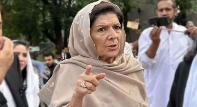 पाकिस्तान में फिर गहराया सियासी संकट: इमरान खान की बहन अलीमा खान जेल के बाहर से गिरफ्तार, समर्थकों पर कड़ाके की ठंड में पुलिस ने की पानी की बौछार