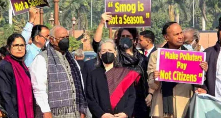 विपक्षी सांसदों का प्रदूषण को लेकर प्रदर्शन, सोनिया बोली कैसे लें सांस