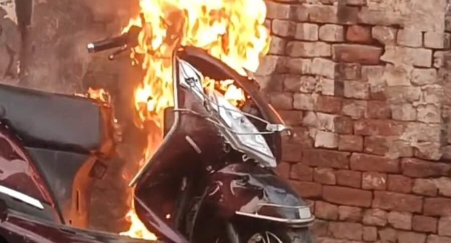 घर के बाहर खडी स्कूटर में लगाई आग 