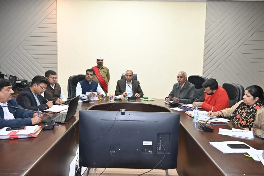 प्रकरणों का निराकरण प्राथमिकता से करें : कलेक्‍टर 
