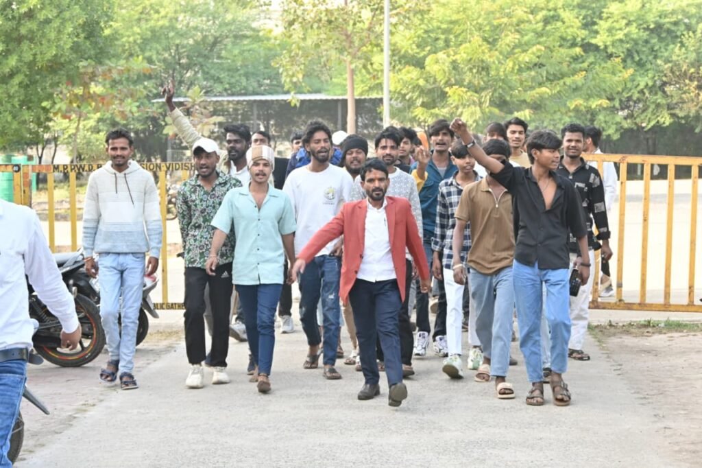 मेडिकल कॉलेज असुरक्षित, ढोल-नारेबाजी के साथ प्रबंधन को जगाने का प्रयास