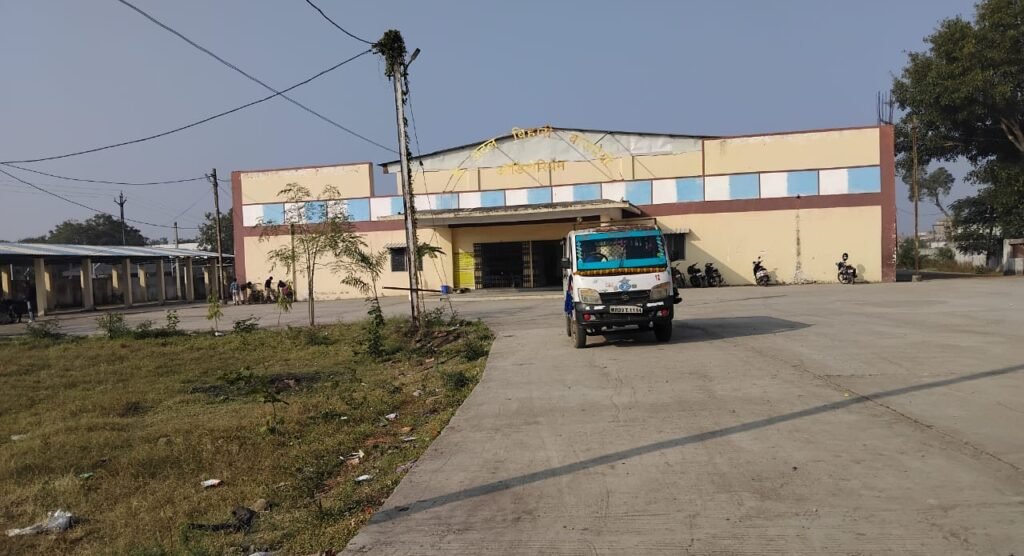 ब्यावरा सीएम राइज स्कूल को नहीं मिली बसें अभिभावक पैसा खर्च कर वाहनों से भेज रहे बच्चों को स्कूल