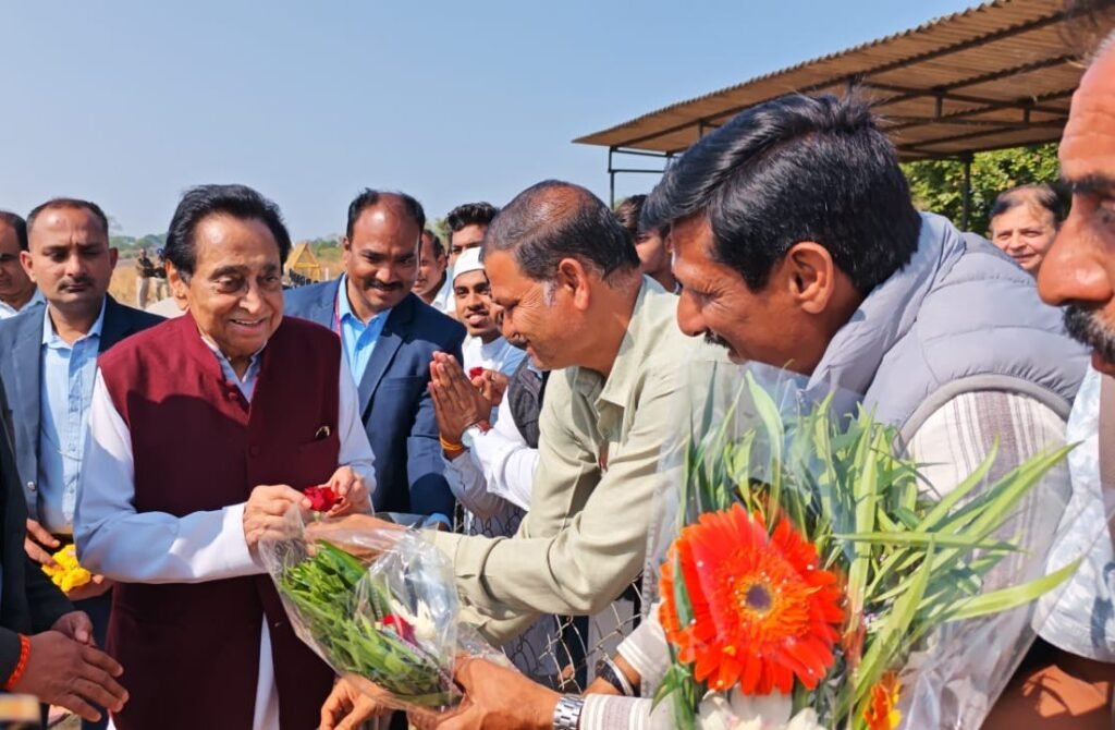 कमलनाथ ने किसानों की स्थिति पर जताई चिंता, ईमलीखेड़ा हवाई पट्टी पर भव्य स्वागत