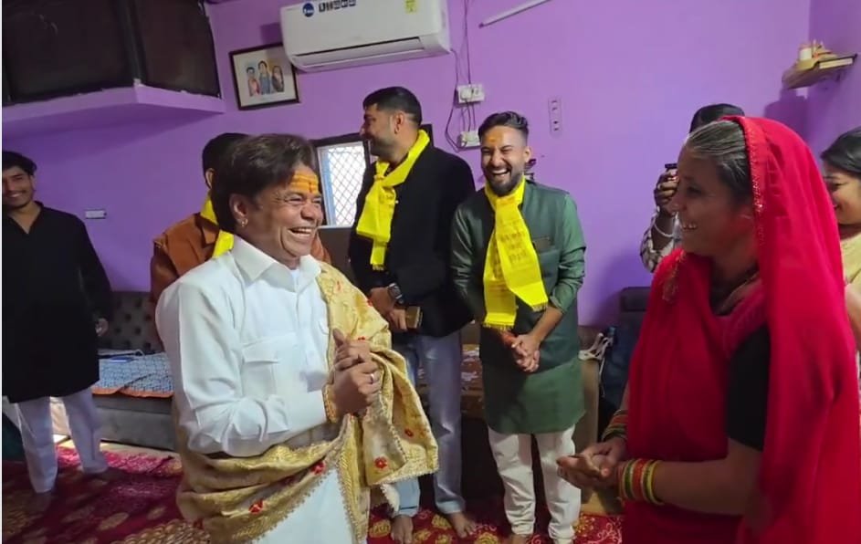 अभिनेता राजपाल यादव पहुंचे बागेश्वर धाम, बाबा बागेश्वर की शादी को लेकर चर्चा तेज