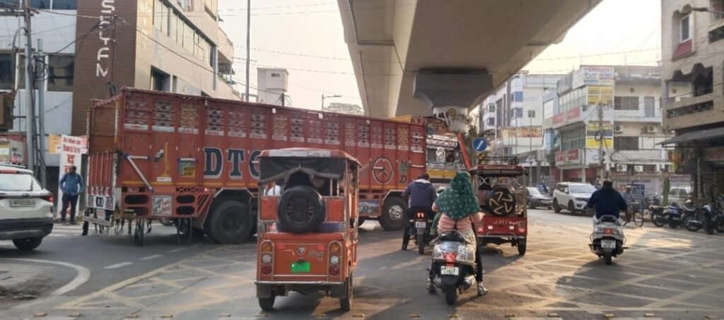नो- एंट्री में घुसा ट्रक, चौराहे पर लगा जाम
