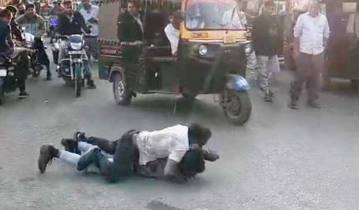 बस स्टैंड में ऑटो चालक और राहगीर में मारपीट