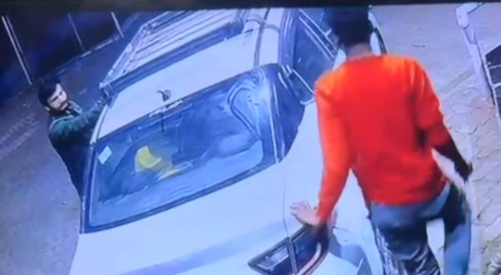 पेट्रोल टैंक पर बिना पैसे दिए भागे तीन युवक, 3 बाइकों में मारी टक्कर