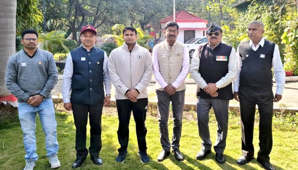 कलेक्टर को ध्वज लगाकर मनाया गया सशस्त्र सेना झंडा दिवस