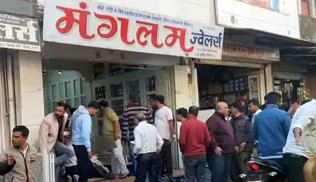 मंगलम ज्वेलर्स में लगी आग, बुजुर्ग महिला की मौत