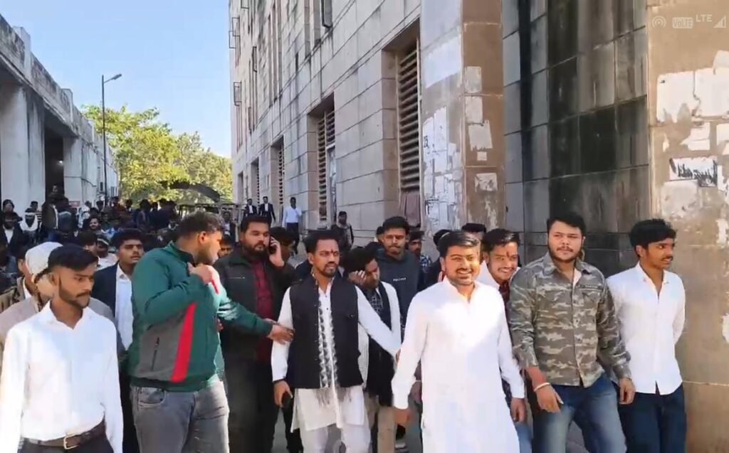 छात्र नेता ने किया सरेंडर