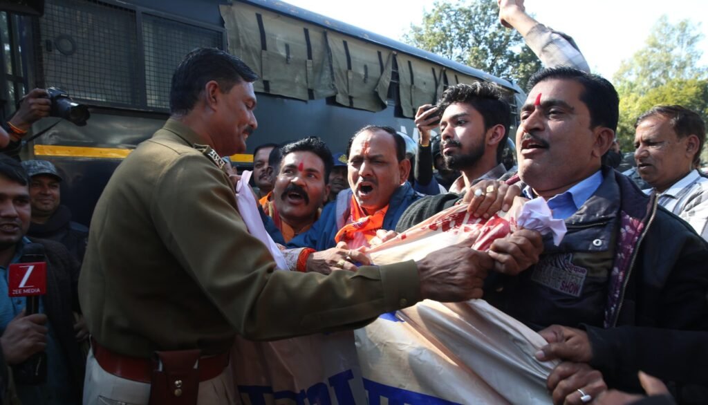 बाबर के नाम का फ्लैक्स लगने का विरोध, हिन्दु संगठनों ने पुलिस से की कार्रवाई की मांग