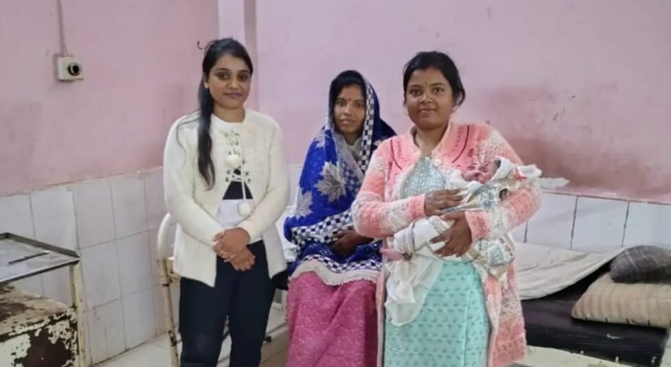 चलती बस में महिला का नर्सों ने कराया सुरक्षित प्रसव, मां और नवजात दोनों स्वस्थ्य