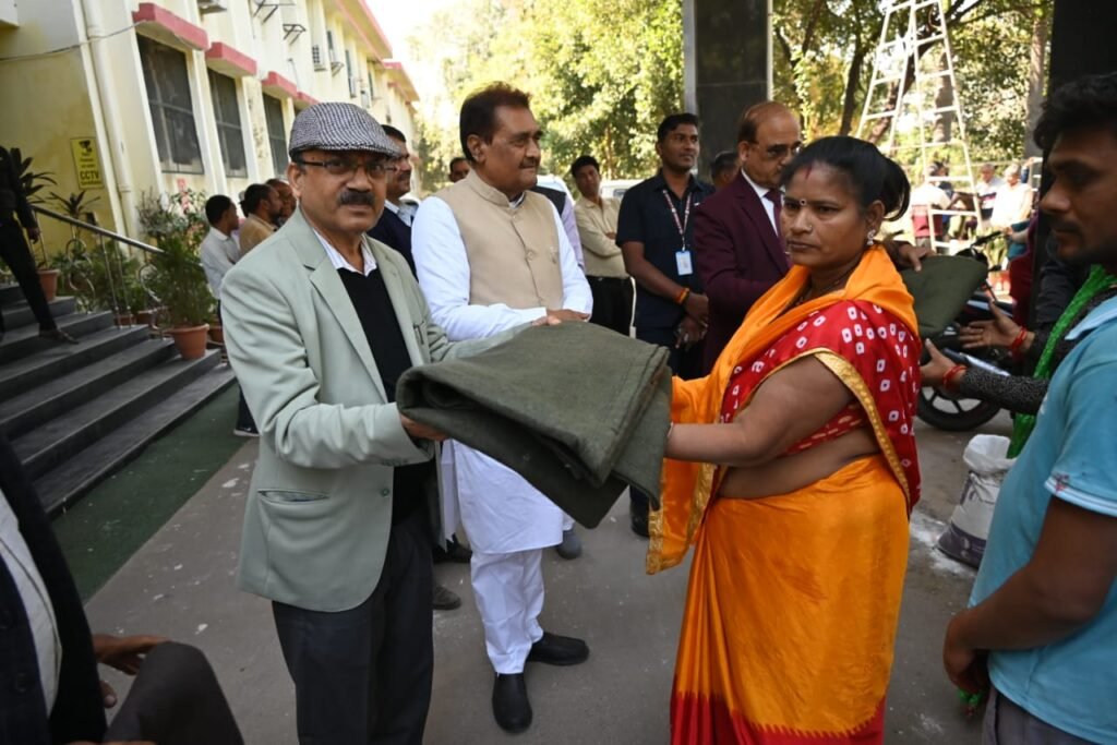 विवि में कम्बल का वितरण, कुलगुरू ने कहा नर सेवा ही नारायण सेवा