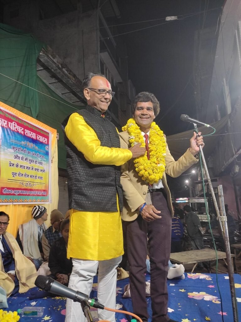 विराट कवि सम्मेलन: हास्य, व्यंग्य, श्रंगार की रचनाओं ने समां बांधा