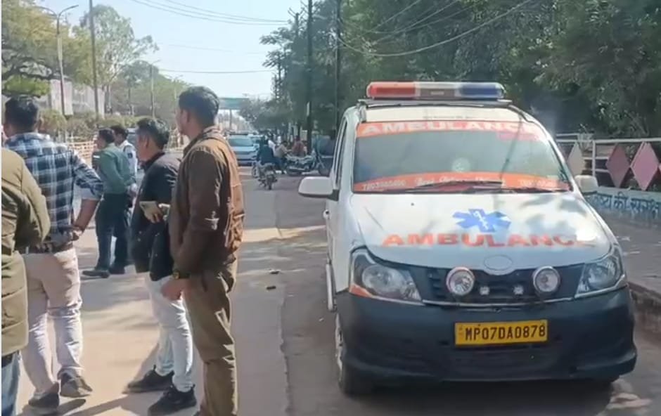 एलआईसी ऑफिस के पास 4 एंबुलेंस पर कार्रवाई,  3 के कटे चालान, एक एंबुलेंस पर लगा लॉक