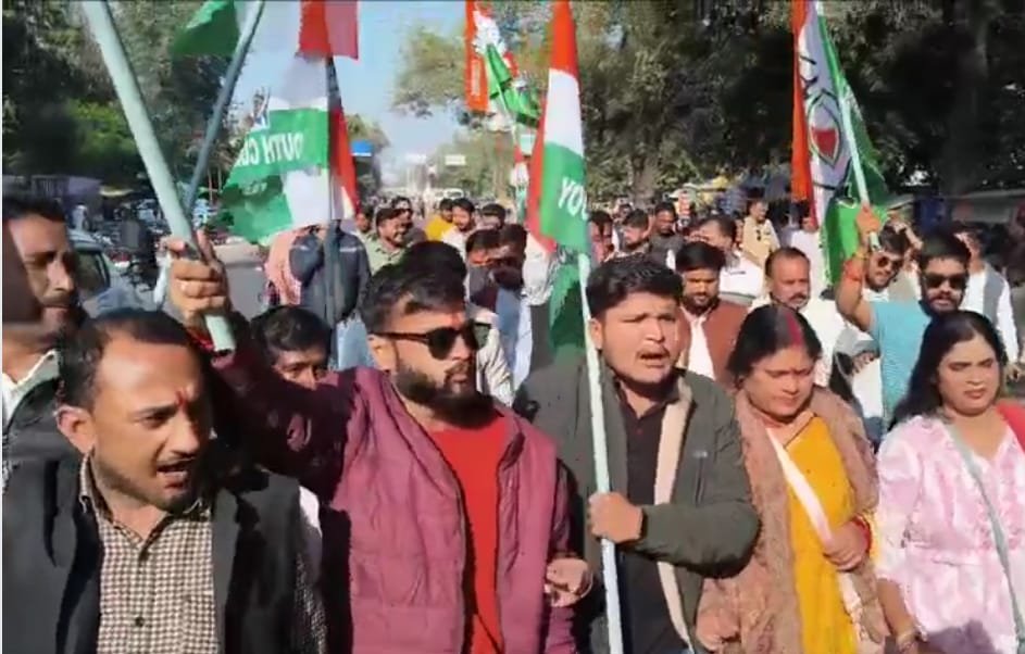 प्रदर्शन करते हुए यूथ कांग्रेस कलेक्ट्रेट कार्यालय में घुसी, चार सूत्रीय मांगों को लेकर सौंपा ज्ञापन