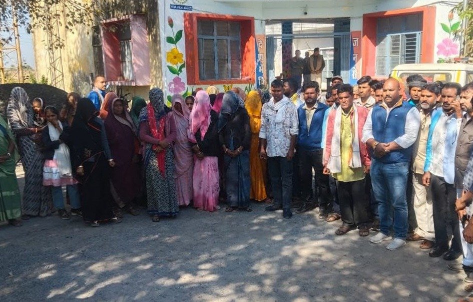 हिरण के शिकारियों को पकडने गए वन अमले पर पथराव 