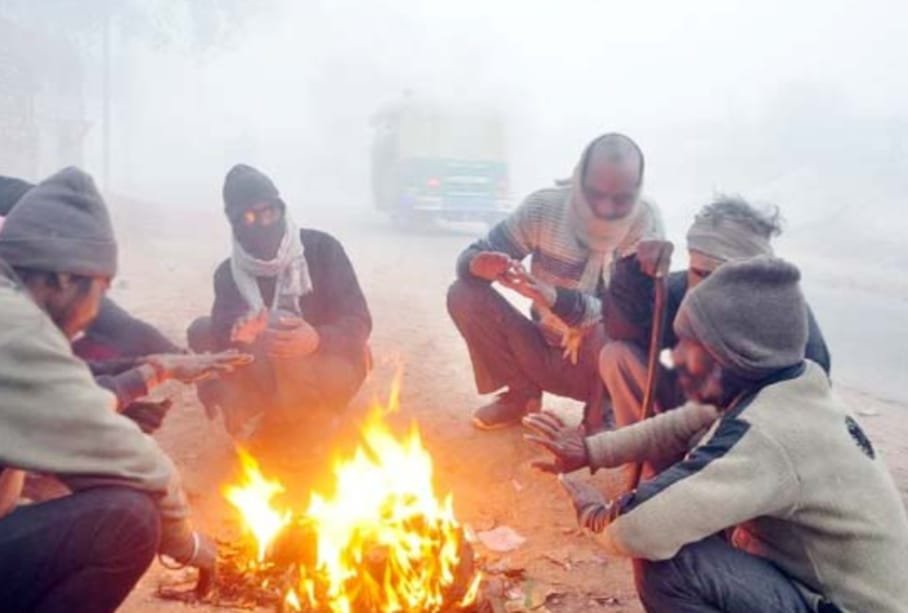 पारा 8 डिग्री: गलाव वाली ठंड से ठिठुर रहा शहर
