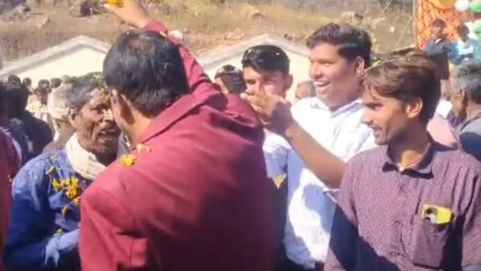 तहसीलदार ने किसानों पर बरसाए फूल