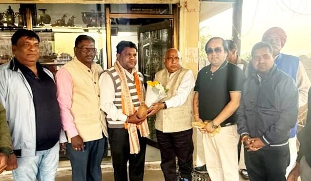 भरेवा शिल्पकार बलदेव वाघमारे का भाजपा प्रदेश अध्यक्ष खंडेलवाल ने किया सम्मान