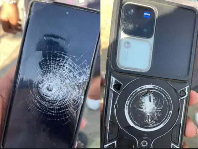राऊ में सनसनीखेज फायरिंग, मोबाइल और एटीएम कार्ड बने ढाल