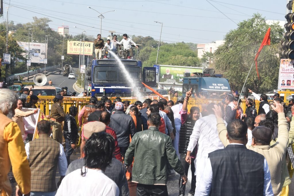 सीएम हाउस घेराव से पहले ब्राह्मण समाज पर वाटर कैनन, आईएएस संतोष वर्मा के खिलाफ प्रदर्शन