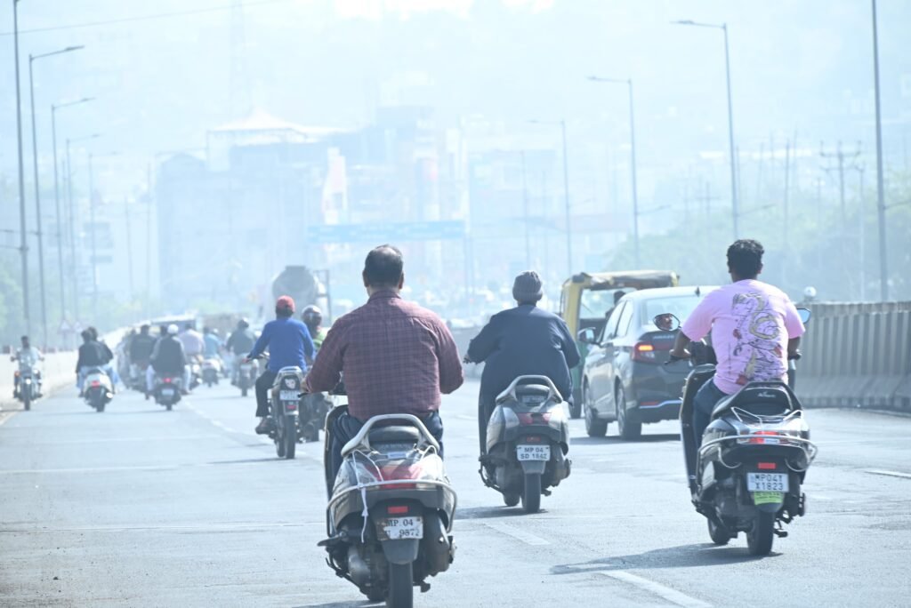 भोपाल-इंदौर सहित कई जिलों में शीतलहर का असर, कोहरे से दृश्यता घटी