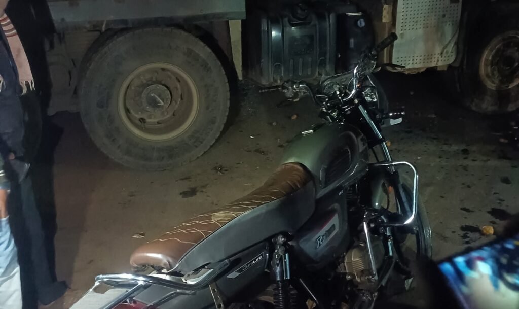 हाईवा एवं बाइक की टक्कर में 3 घायल