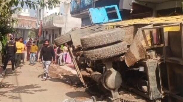 गिट्टी से भरे डंपर के नीचे दबा 90 वर्षीय वृद्ध, हालत गंभीर