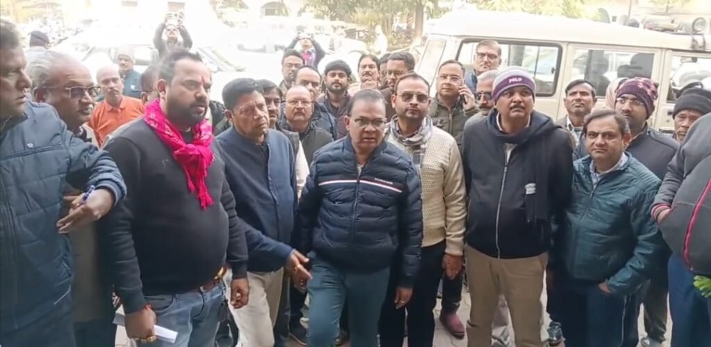 डकैती को लेकर सराफा व्यापारियों में आक्रोश, पुलिस अधीक्षक कार्यालय घेरा