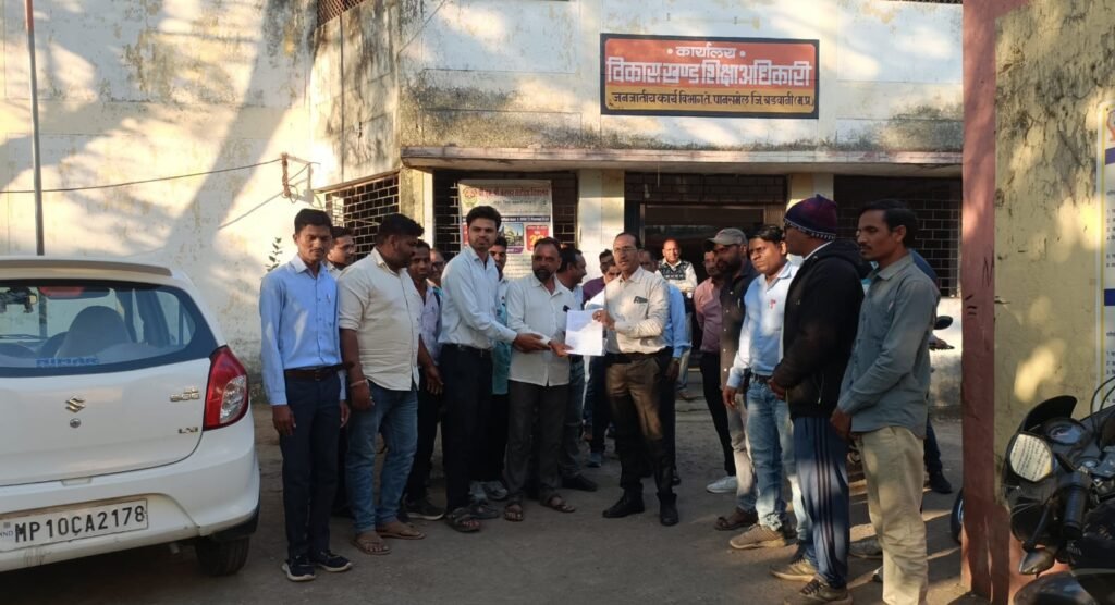 रुके हुए वेतन की मांग: अतिथि शिक्षको ने बीईओ को सौंपा ज्ञापन