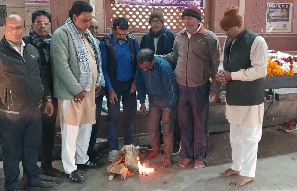 गर्म कपड़े बांटे, अलाव जलाकर स्व. कैलाश को हिन्दूसभा ने दी श्रृद्धांजलि
