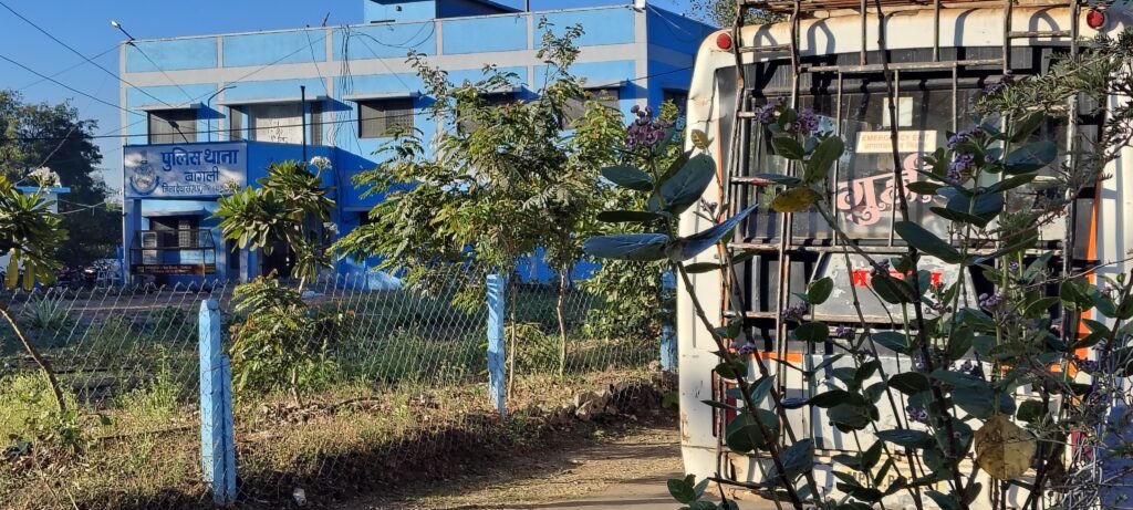 विधायक पुत्र ने बस को थाने में खड़ा करवाया , मामला सुर्खियों में.!