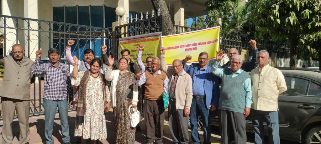 पेंशन संशोधन में देरी के खिलाफ नाबार्ड सेवानिवृत्त कर्मचारियों का प्रदर्शन