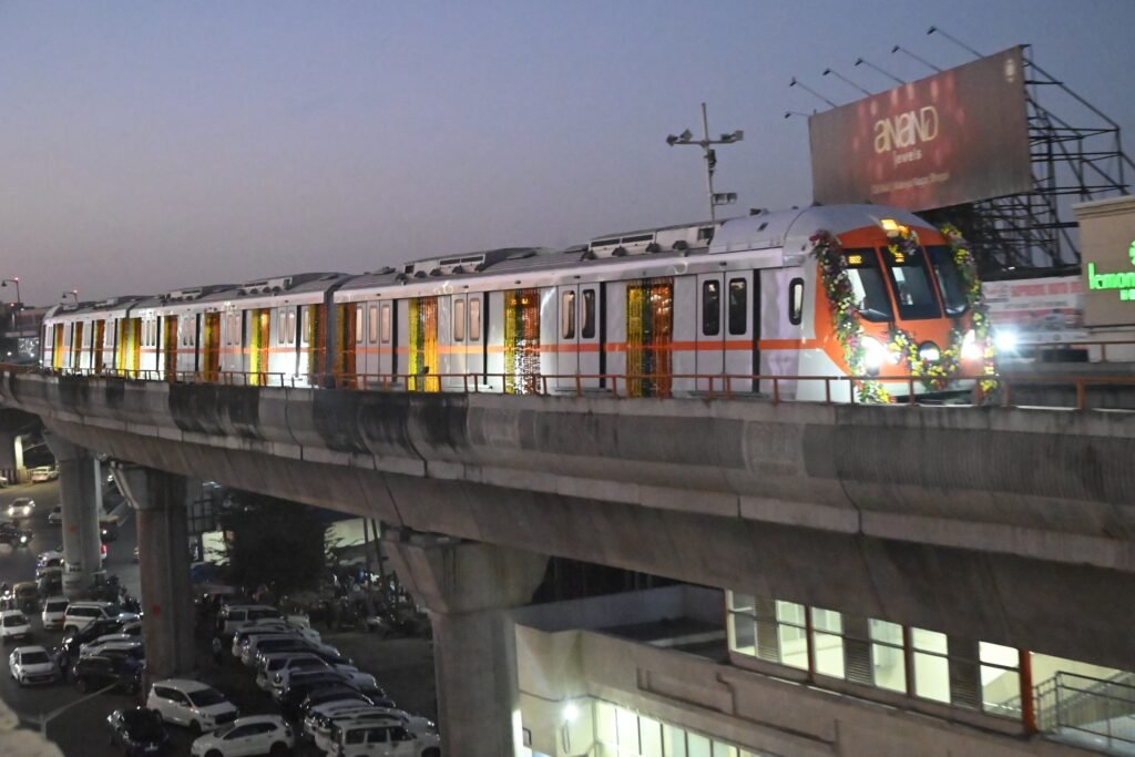 पहली शाम, पहली सवारी: सुभाष नगर से एम्स तक दौड़ी भोपाल मेट्रो, लोगों की निगाहें थमीं